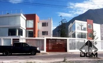 La Marca, Mitad del Mundo (Contratación privada)